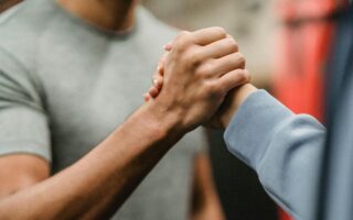 Een aspirant-trainer krijgt hands-on ervaring tijdens een stage bij een sportschool.