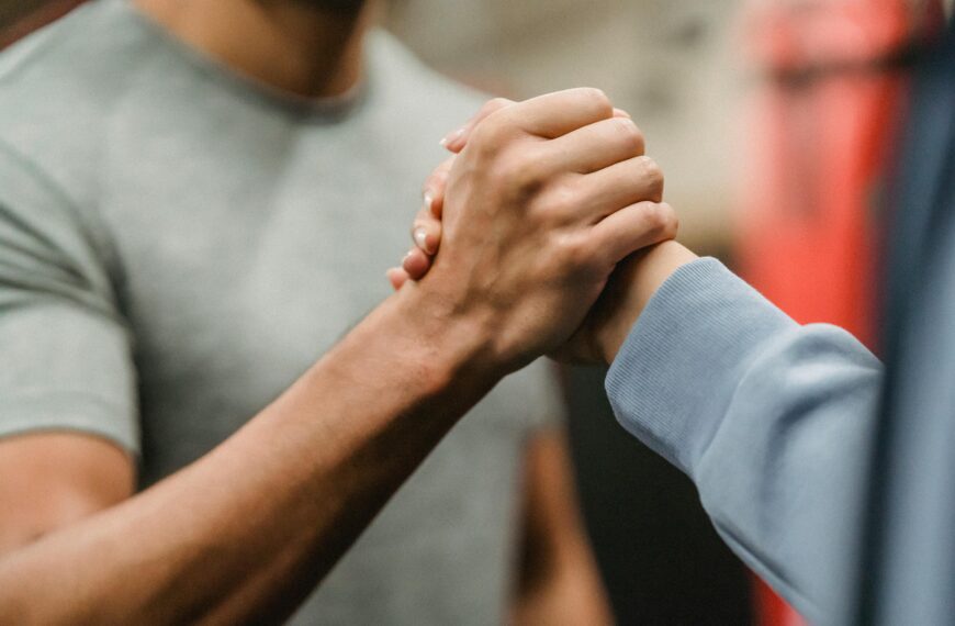 Een aspirant-trainer krijgt hands-on ervaring tijdens een stage bij een sportschool.