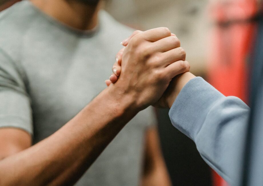 Een aspirant-trainer krijgt hands-on ervaring tijdens een stage bij een sportschool.